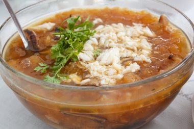 Maw ve yengeç et balık ve mantar.