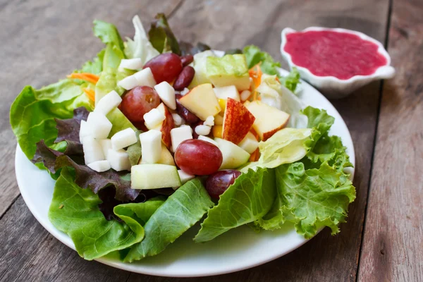 Ensalada fresca de verduras y frutas . —  Fotos de Stock