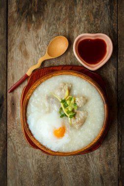 yumurta ve karaciğer ile yulaf lapası.