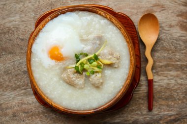 yumurta ve karaciğer ile yulaf lapası.