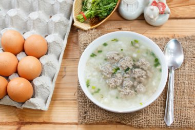 Pirinç lapası kıyılmış domuz eti ile.