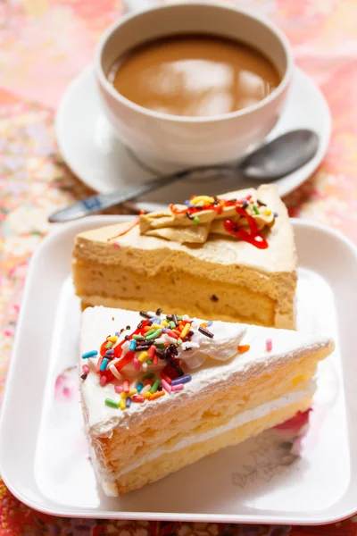 Warme koffie en cake voor vakantie. — Stockfoto