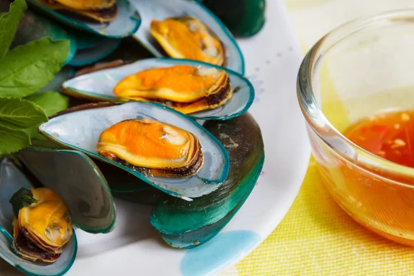 Steamed mussels and spicy sauce. — Stock Photo, Image