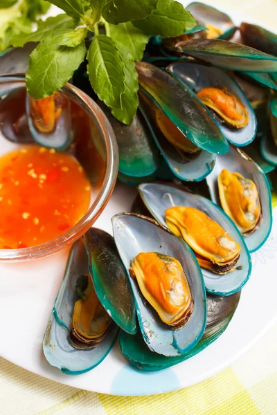 Steamed mussels and spicy sauce. — Stock Photo, Image