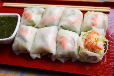 karides ve sebze taze makarna böreği.