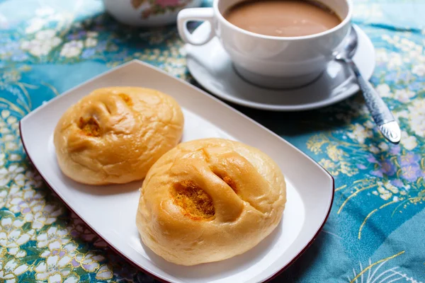 Brood met gedroogde geraspte varkensvlees, koffiepauze. — Stockfoto