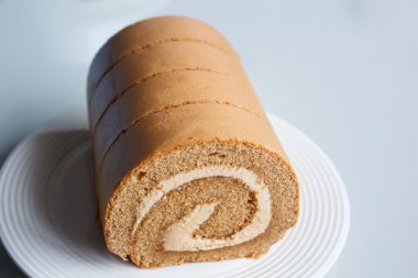 Reçel rulo, kahve rulo pasta plaka üzerinde.