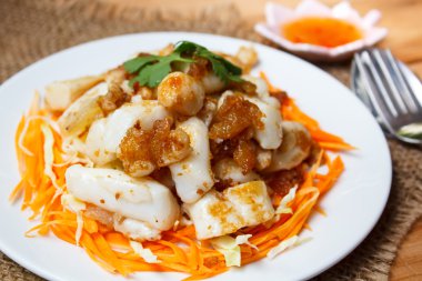 Kızarmış kalamar sebze ve sos ile hizmet.