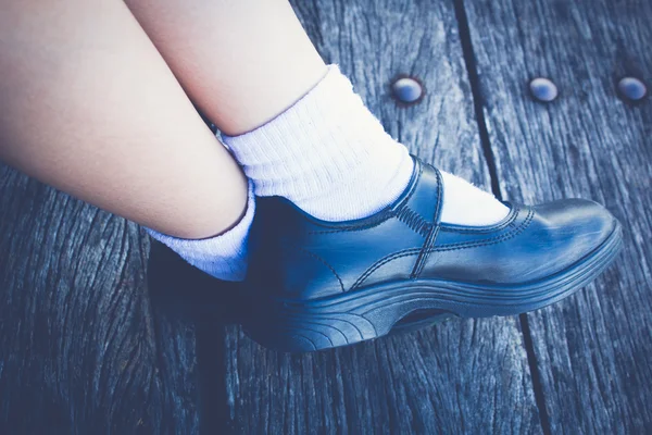 Kız öğrenci giymek siyah deri ayakkabı. — Stok fotoğraf