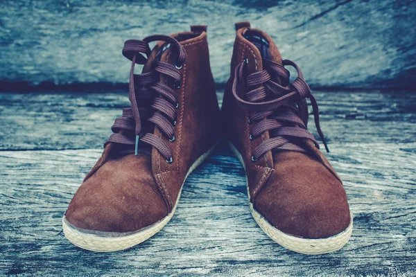 Sapato marrom no fundo de madeira velha . — Fotografia de Stock