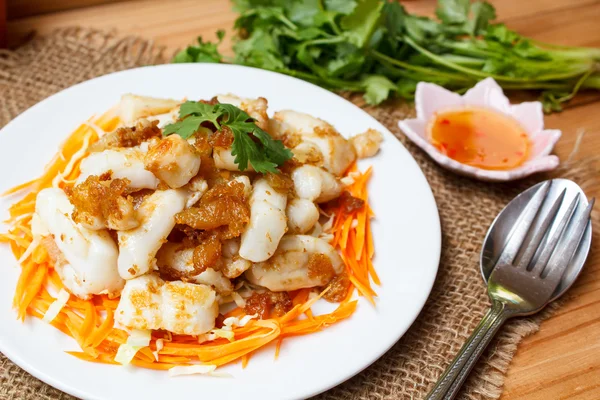 Calamares fritos sirven con verduras y salsa . —  Fotos de Stock