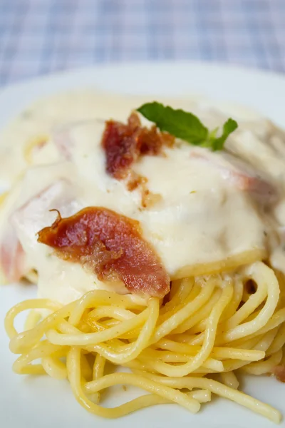 Spaghetti alla carbonara . — Foto Stock