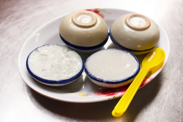 Pudding thaïlandais avec garniture au lait de coco, dessert thaïlandais . — Photo