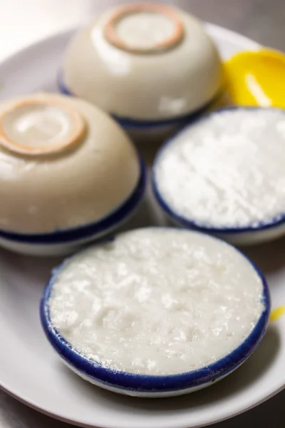 Тайский пудинг с начинкой из кокосового молока, тайский десерт . — стоковое фото