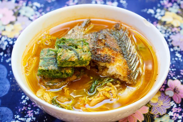 Curry épicé et soupe au poisson et omelette de légumes . — Photo