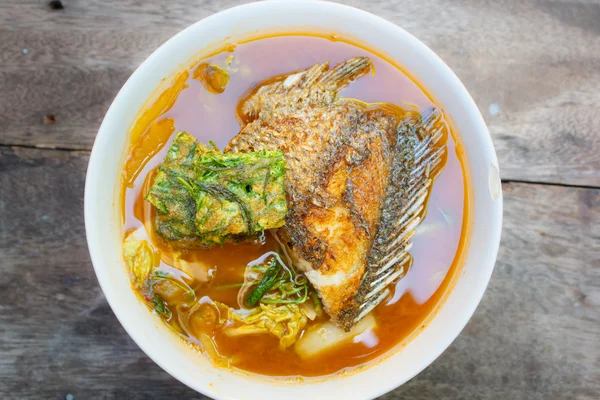 魚と野菜のオムレツとカレーのピリ辛とスープ. ストック写真