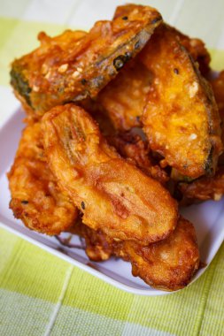 Derin kızarmış muz ve derin kızarmış kabak.