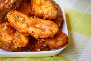 Derin kızarmış muz ve derin kızarmış kabak.