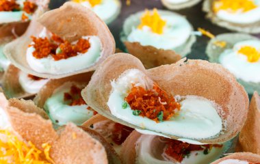 Tay tarzında keskin Tart veya Khanom Bueang.