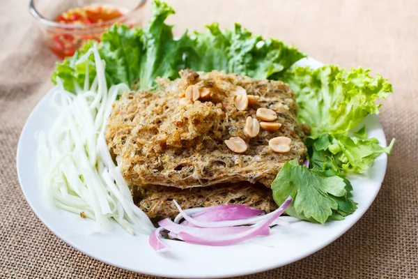 Salade épicée de poisson-chat croustillant et sauce sucrée . — Photo