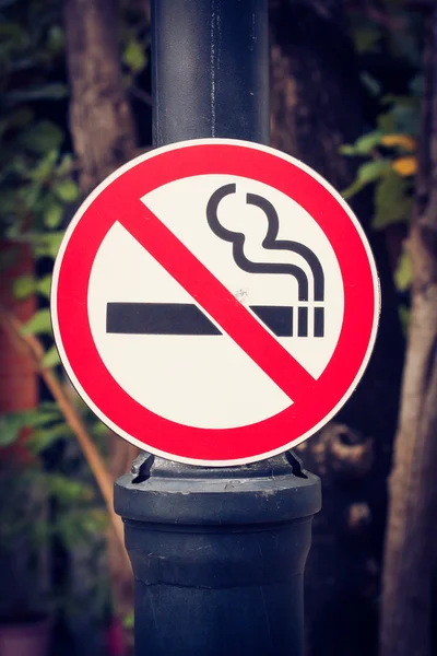 No smoking sign in park. — Stock Photo, Image