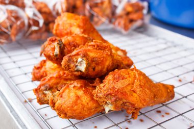 Tay tarzında kızarmış tavuk.