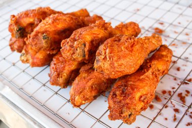 Tay tarzında kızarmış tavuk.