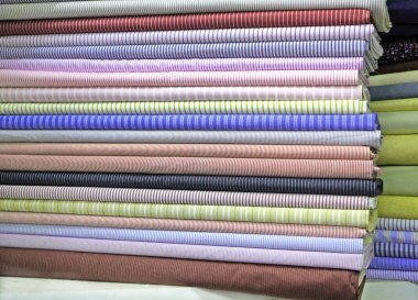 Pastel renkli pamuk kumaş bir dükkanda. Kumaş dikiyorum..