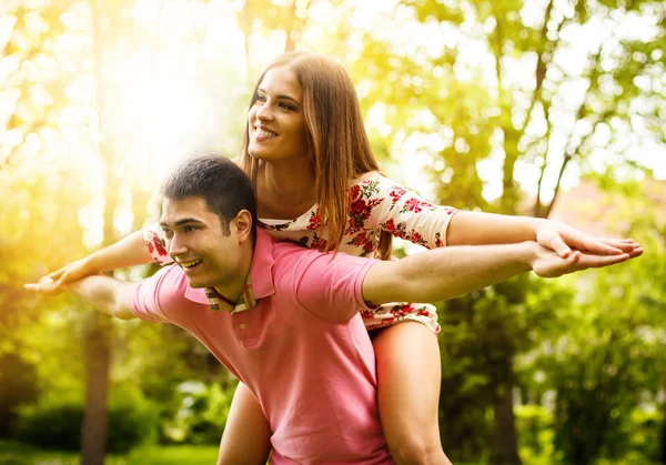 Pareja disfrutando afuera —  Fotos de Stock