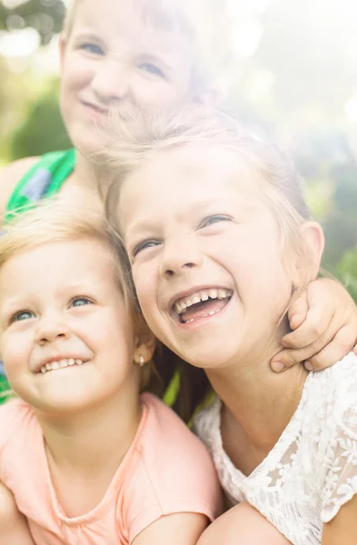 Kinder im Park — Stockfoto