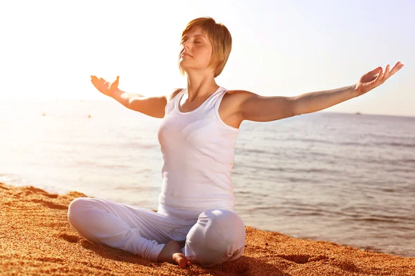 Sahilde yoga. — Stok fotoğraf