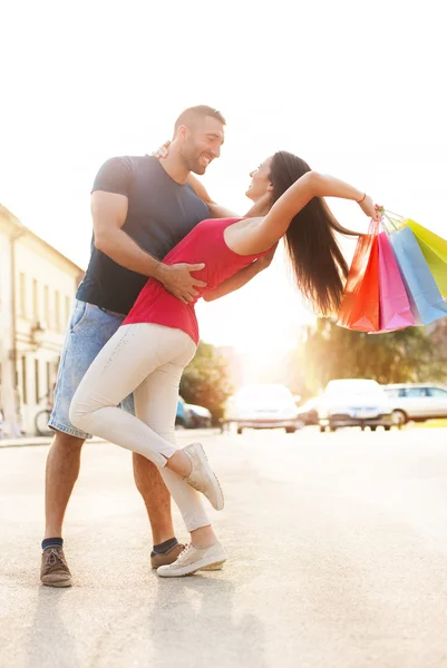 Casal feliz em compras — Fotografia de Stock