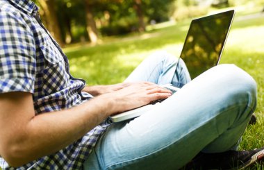 Parktaki genç adam.