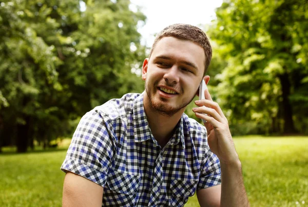 Parktaki genç adam.