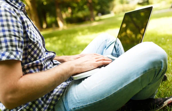 Parktaki genç adam.