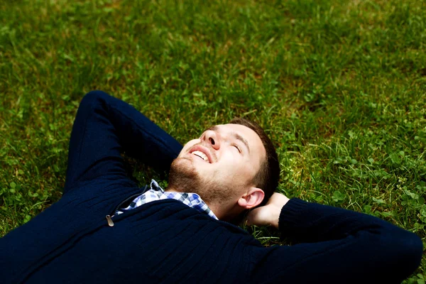 Parktaki genç adam.