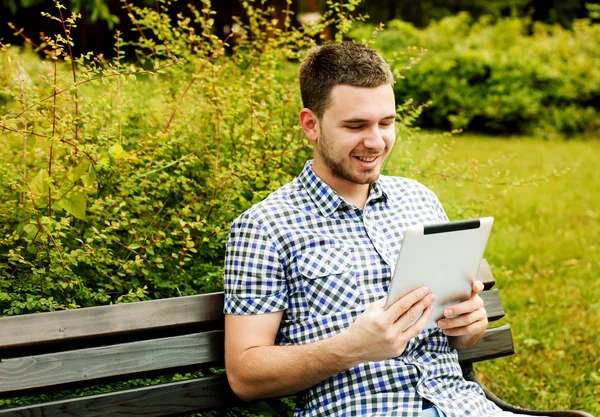 Parktaki genç adam.