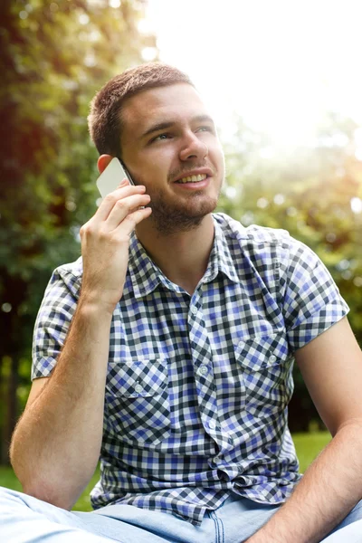 Parktaki genç adam.