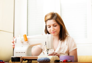 Dikiş terzi evde.