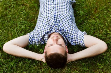 Doğanın keyfini. Güneşli gün.