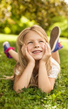 Dışarıda eğleniyor