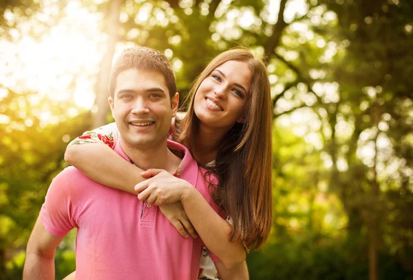 Casal no parque — Fotografia de Stock