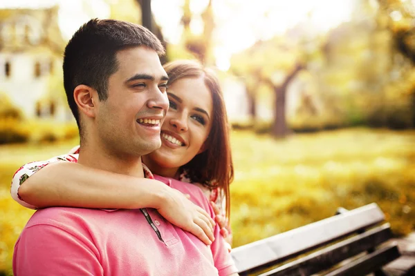 Casal no parque — Fotografia de Stock