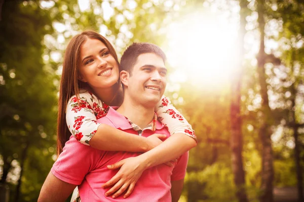 Pareja disfrutando de la naturaleza —  Fotos de Stock