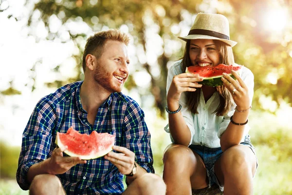 Genieten van natuur en watermeloen — Stockfoto