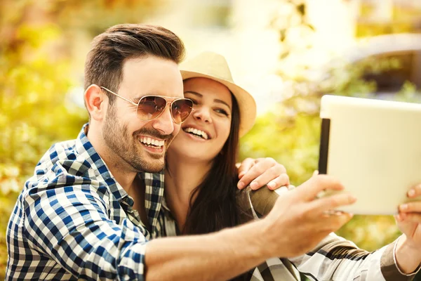 Vänner Ejnoying utsidan — Stockfoto