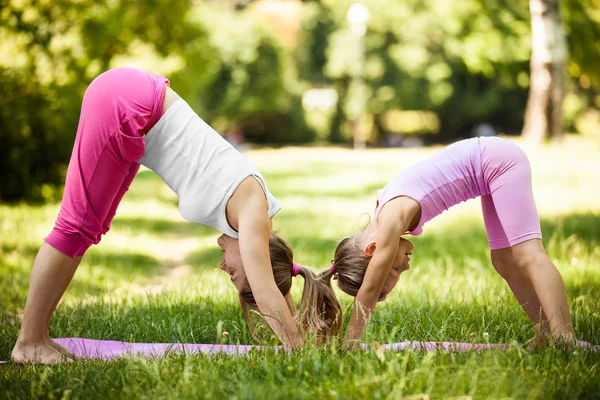 Yoga en el Parque — Foto de Stock