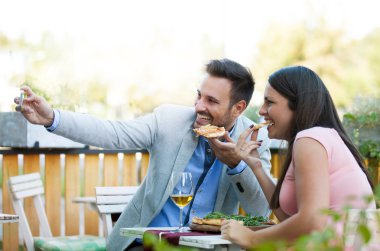 Mutlu çift buzdolabının yeme