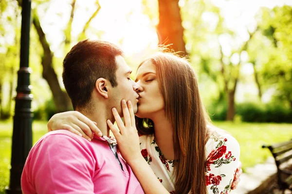 Couple dans le parc — Photo