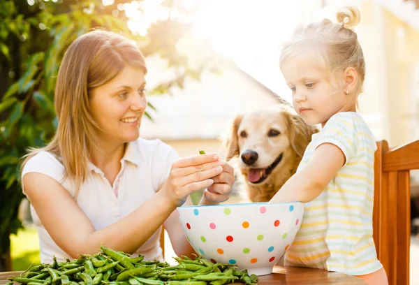 Peeling peas off — Stock Photo, Image